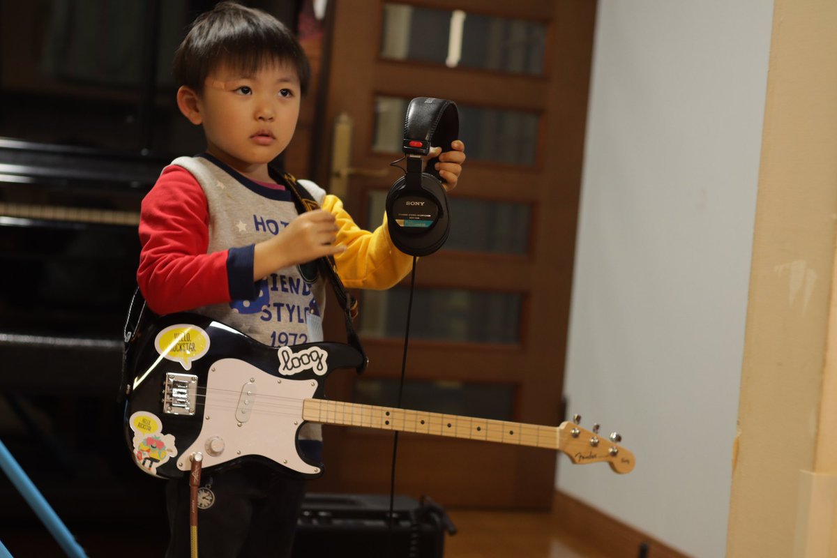 rsk_nak's tweet image. 子がエレキギターに興味を持ち始めたので、ここぞとばかりに目をつけていた子供用ギターを買い出しに行く。
我が家のギター弾き人口が1人増えた。
 #fender #loog