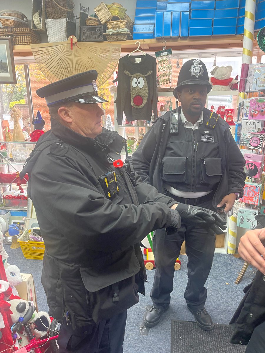 On 19/11/23 officers conducted a street briefing at Central road, Worcester Park. Lovely day and engagement with local residents.
 Officers had the time to speak to local residents and shoppers about their concerns in the area.
#MPSSutton #MyLocalMet