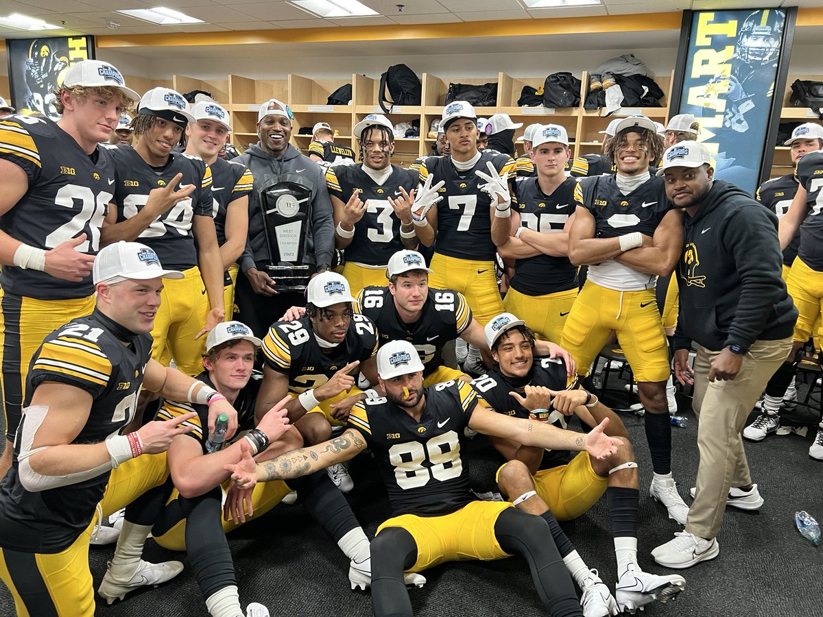 CopelandKelton's tweet photo. Those Sunday morning CHAMPIONSHIP VIBES! #HawksWin #TrophyCollection #B1GWestChamps #GottaLoveIt https://t.co/u9tKPpcR4P