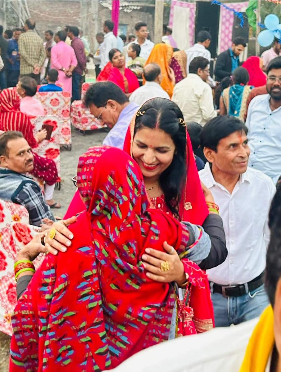 98Aap's tweet photo. आज बदरपुर विधानसभा के जैतपुर वार्ड में AAP नेता श्रीचंद वोहरा जी व निगम पार्षद हेमा वोहरा जी ने स्थानीय क्षेत्रवासियों से मुलाकात करी और सभी को छठ महापर्व की शुभकामनाएं दी और आशीर्वाद लिया । @AtishiAAP @ipathak25 https://t.co/Iv9VKGdxsQ