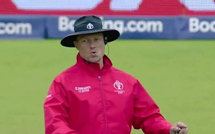 We lost the moment this chu was appointed as referee 🙂
#INDvsAUS  #RichardKettleborough