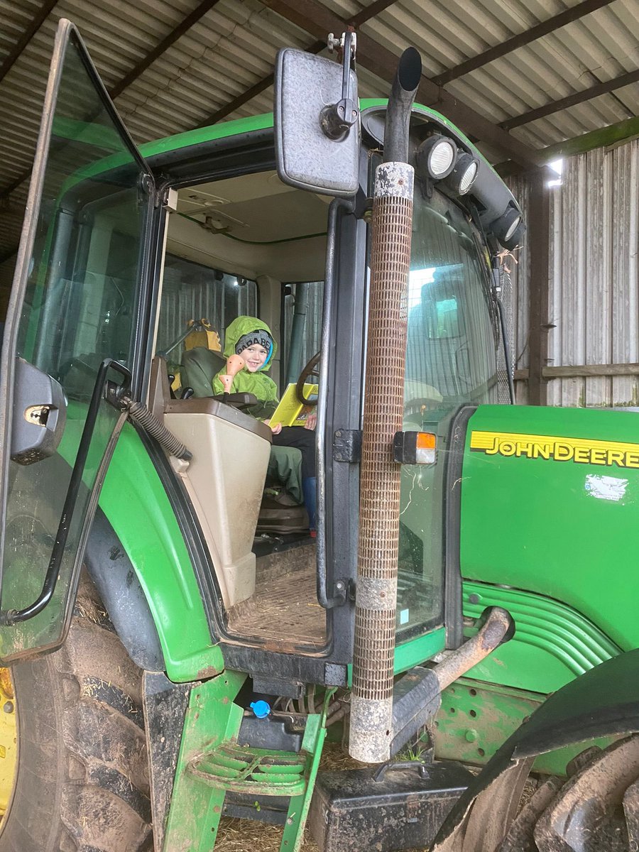 eleri118's tweet photo. @penalltau @MrsLRees1 @mrsj_p  D yn dwli darllen llyfr am y fferm tra ei fod e ar y fferm!🐄🚜 https://t.co/3ZFYYeZezh