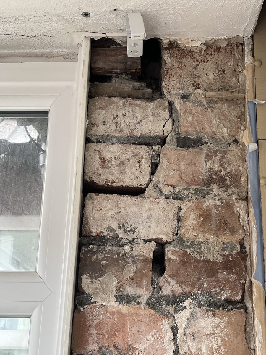 YNWA_Kaiser's tweet photo. The more I knock off these walls the more I see that looks bad.   I dont know who fitted these windows but they used a couple of rags to seal a few gaps and some polyfilla to try to fill a huge hole.  No wonder there has been damp getting in for years.

#cowboybuilders https://t.co/E8gzxKWM3O