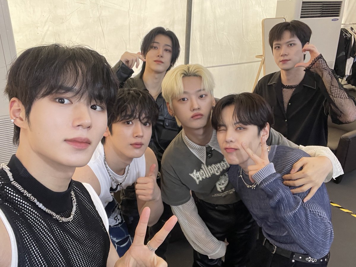 WEi__Official's tweet photo. 루아이가 보내주는 사랑을 다 표현하기에는 어떤 말로도 부족하지만 항상 루아이에게 고맙고 또 감사한 마음뿐입니다💙💜
위아이의 무대와 MC요한에게도 커다란 응원 보내주시고 소중한 상을 받을 수 있게 해주신 루아이, 다시 한 번 감사드립니다🤫🩵

#위아이 #WEi 
#김요한 #KIMYOHAN https://t.co/LgQ2XwekWp