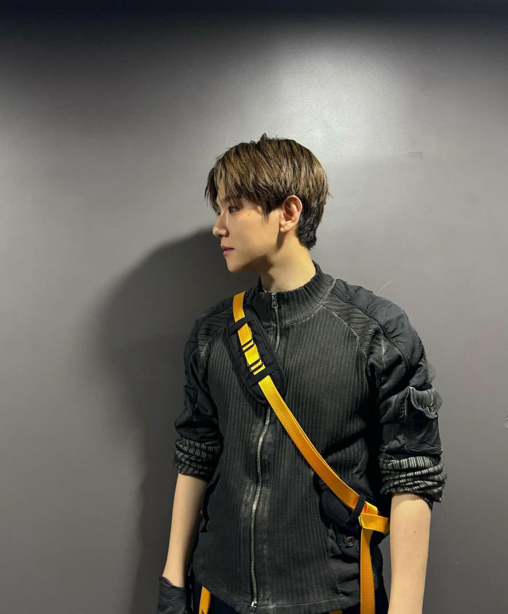 EXOGlobal's tweet photo. [OFFICIAL] 231119 #BAEKHYUN Instagram Update (1/2)

“Ezreal🤙🏻”

#EXO #엑소 @weareoneEXO @B_hundred_Hyun https://t.co/aJHY93jFnn