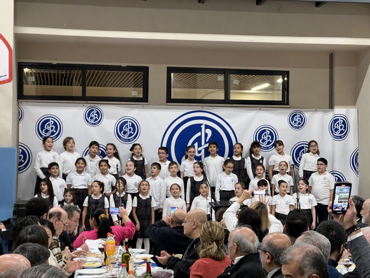 Dadyan Ermeni İlköğretim Okulunun sevgi yemeği/Madağ’ına katıldık.180 yıl onurlu bir eğitim hizmeti veren bu okulun depreme dayanıklı binası,genç kadrosu,yeni ve eski  yöneticilerin uyumlu çabası takdir edildi.Patrik Maşalyan’ın eğitimle ilgili görüş ve telkinleri ufuk açıcıydı.