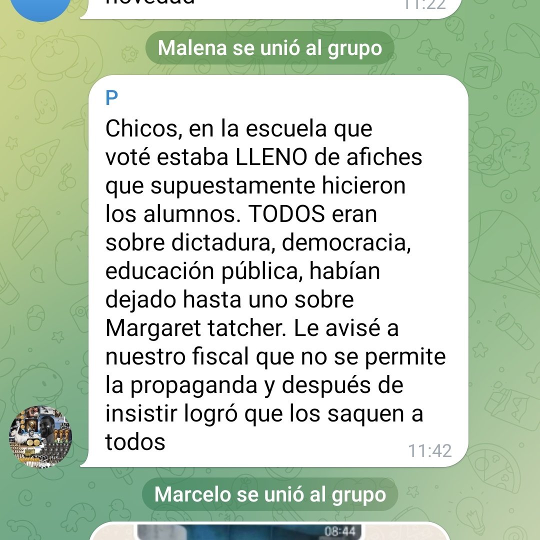 niqueco's tweet photo. Chicos, chicos, nos están poniendo afiches de apoyo a la democracia!!! https://t.co/U1zh54CPXZ