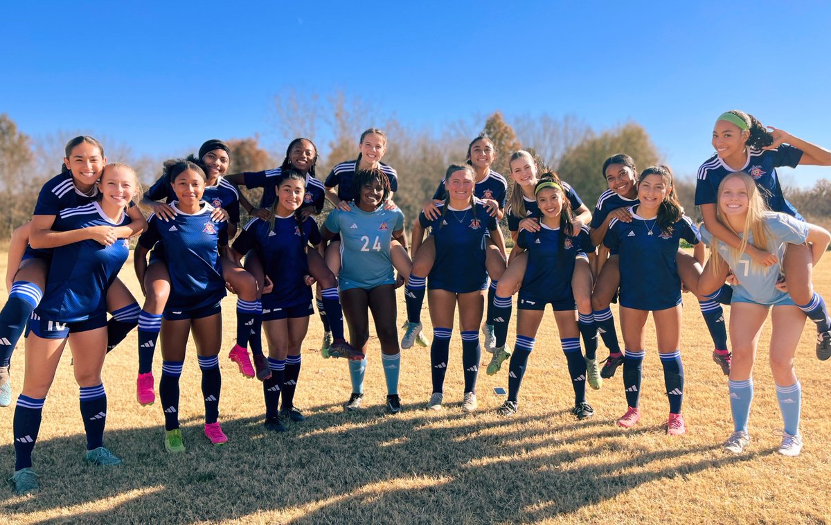 Adidas Oklahoma Showcase!! Yesterday defense had a clean sheet &amp; we came away with a    1-0 win!! 
Jilli ⚽️ 
One more game til we head back home. Keep up the good work ladies. #tulsa #soccerontheroad <a href="/jilliana_reese/">Jilliana Reese</a> <a href="/solargirls06/">Solar 06 Girls East</a> <a href="/MHS_LT_Soccer/">MHS LadyTiger Soccer</a>