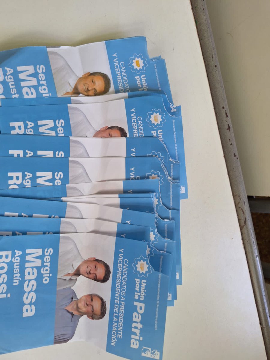 Editor_76's tweet photo. Así se manejan los demócratas en varios municipios bonaerenses.
Mandaron a romper boletas, imprimieron boletas falsas, cortan el número de lista o la fecha.
Son los mismos que hablaban de fraude.
¿Esta es La Libertad que Avanza?
#ArgentinaVota 
#ArgentinaElige https://t.co/nylC4SQw7l