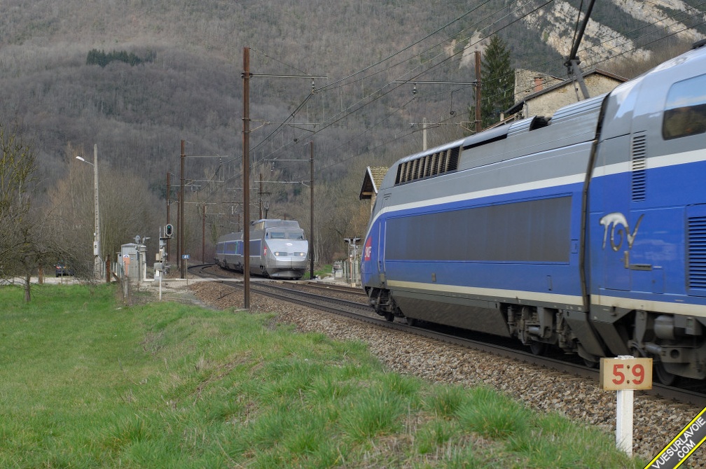 Croisement à hauteur du village de #Montferrand (01) entre Ambérieu et Saint-Rambert-en-Bugey près de la => #ClusedesHôpitaux de deux rames #TGV qui relient la Savoie à Paris en 2007.
Photo de Sylvain Bouard par vuesurlavoie.com