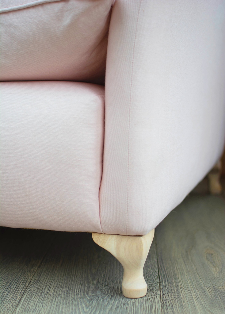 Finestockhome's tweet image. Giving a modern twist to the traditional Queen Anne Foot, our simplified design offers a raw organic look whilst retaining a timeless appeal which blends well in any room.

#sofalegs #sofadesign #sofafeet #fixedcoversofa #queenannefoot #naturalmaterial #sustainable #sofainspo