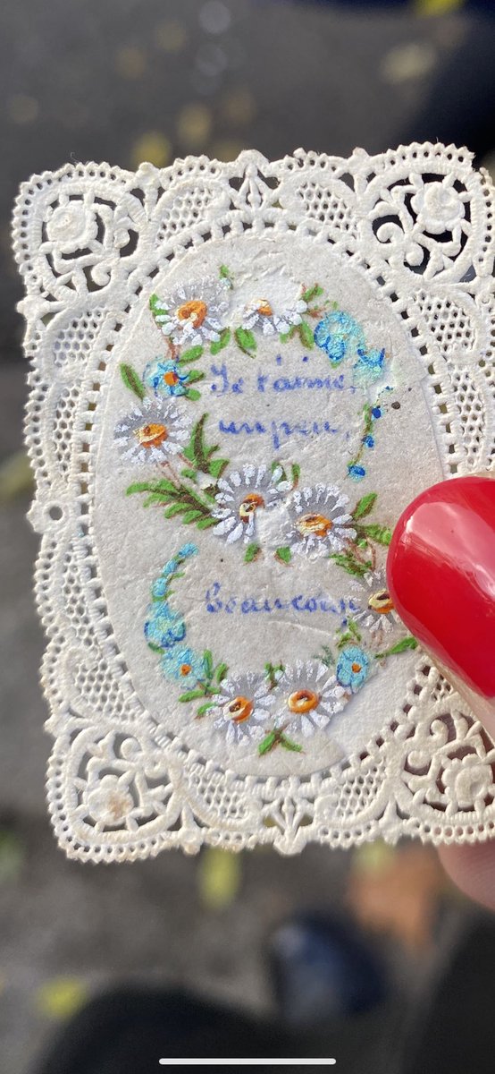 IoannaLazana's tweet photo. «Je t’aime un peu…beaucoup». 
Ραβασάκι κρυμμένο σε μεταχειρισμένο πορτοφόλι αγορασμένο σήμερα το πρωί σε παζάρι του 11ου διαμερίσματος του Παρισιού. 
#love_saves_the_day  #canivet #dentelle https://t.co/r4F7dZhMtp
