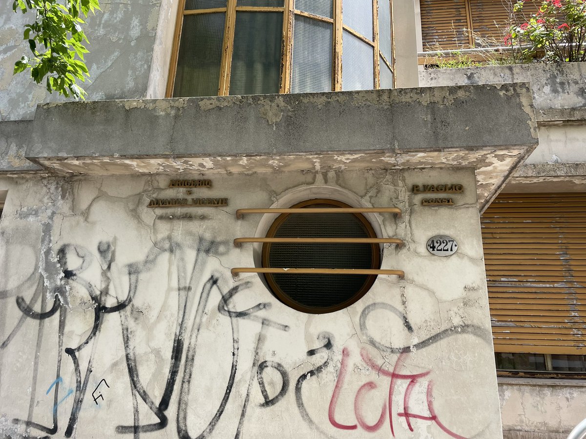 Me fascina esta casa que queda camino a la escuela donde voté. Con un poco de pintura ese frente sería un sueño.