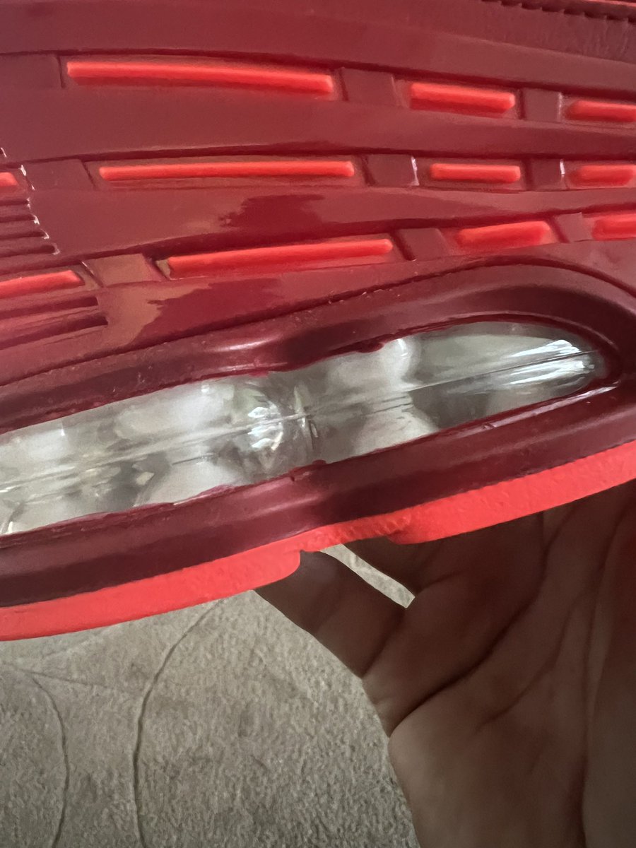 DalGillar's tweet photo. @Nike @nikelondon @NikeService shocking quality.. bought from Nike online. https://t.co/ITiyQ8rm2B