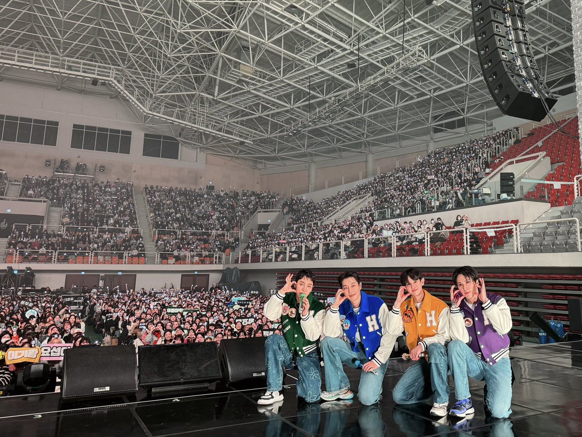 Highlight_AUent's tweet photo. [📸] 언제 어디서나 네 개의 그림자를 비추는 하나의 빛이 있어 든든함을 느낍니다:) 빠르게 흘러간 3일 꿈같은 날들을 기억하며 앞으로도 이 자리 이곳에서 서로를 위해 밝게 빛나기를💡💙💛💚💜

#하이라이트 #HIGHLIGHT
#윤두준 #양요섭 #이기광 #손동운 https://t.co/gjqgRIMKuN