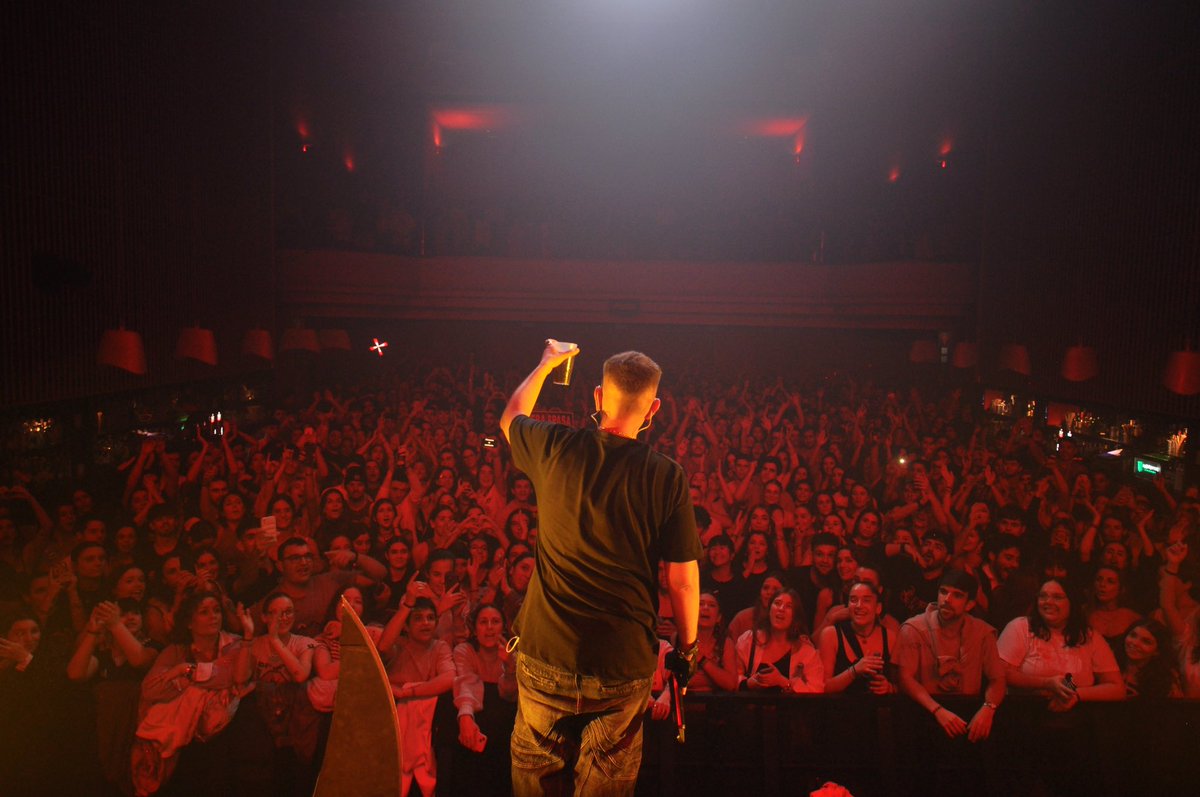 Recycled_J's tweet photo. mi gente de SANTIAGO, increíble ayer 🫂✨ gracias x el calor, reventasteis https://t.co/7MEetfhfje