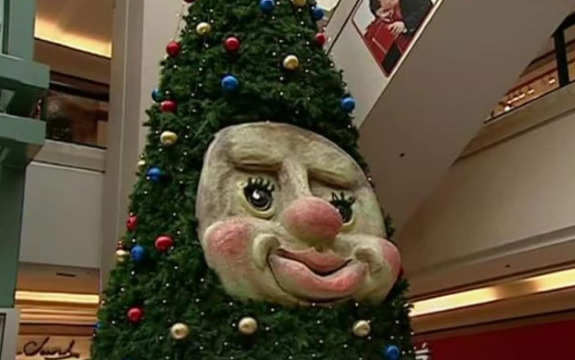 CraigBaird's tweet photo. Woody The Talking Tree, one of Canada's most beloved/terrifying Christmas trees is back for another Christmas!

Let's learn a bit about the history of this unique Christmas tradition.

Located in Mic Mac Mall in Dartmouth, Nova Scotia, debuted in in the 1980s, after the third floor of the mall was built in 1983.
Woody stands 17 metres tall and answers questions from people.
He remained a fixture of the mall for a quarter century.

There was no Woody in 2007, as he was officially retired due to safety concerns and repairs needed to his frame.
The mall stated Woody went to the North Pole to help Santa and the elves sustain the magical forest at the North Pole.

In 2021, Halifax developer Joe Ramia bought the mall, and one of the first things he did was bring back Woody.

On Nov. 18, 2021, Woody returned after an absence of 15 years. This time, he had received a facelift to make him, somewhat less terrifying. The original face of Woody is below with the new version.
Lee Rodgers, a local radio host, is the main voice for the tree.

Woody has become famous enough that he was featured on The Tonight Show Starring Jimmy Fallon on Nov. 23, 2021, as well as news outlets like CNN.

If you enjoy my Canadian history content, you can support my work with a donation at https://t.co/u12Dmz8vKv