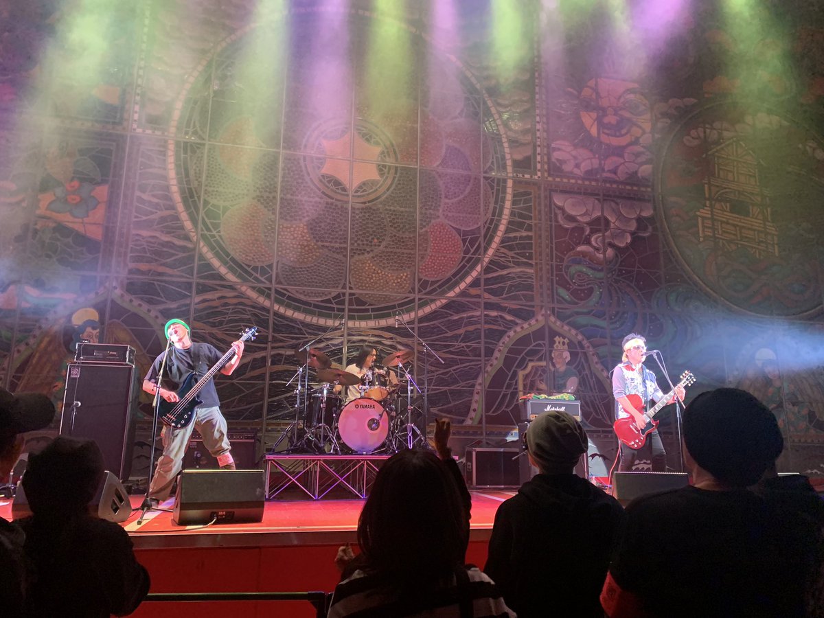 appe728's tweet photo. DANGAN ROCKERS 
KBSホール

あっぺ耐のパーカス
亀ちゃん率いる
憂國！憂國！憂國！

熱かった
カッコよかった
叫んだ
拳あげた
飛び跳ねた

10バンドとも全部すごかった！
写真4枚しか載せられないけど
綺麗なステンドグラスのステージ
華やかやった〜 https://t.co/BBTulQZV5O