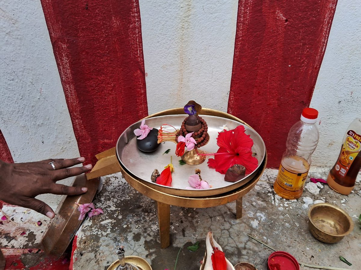 VedaGhosham's tweet photo. Shiva Panchayatana Pooja & Rudrabhishekam at Kaveri Banks after Karthika Masa Sankramana Snana (1st day of Karthika month when Sun enters Vrishchika Rasi) as per Vedic calendar. 5 hours anushtanams on the banks of Kaveri. 🌞
1. Elaborate Avagaha Snanam 🫧
2. Sankramana Tarpana
3. Madhyanikam
4. Brahmayagnam
5. Shiva Panchayatana Pooja with Rudrabhishekam🕉️

Blessed...by Devatas & Pitrus

#ShivaPanchayatanaPooja #PanchayatanaPooja #Kaveri #ShivaPooja #ShivaPuja #Kumbakonam