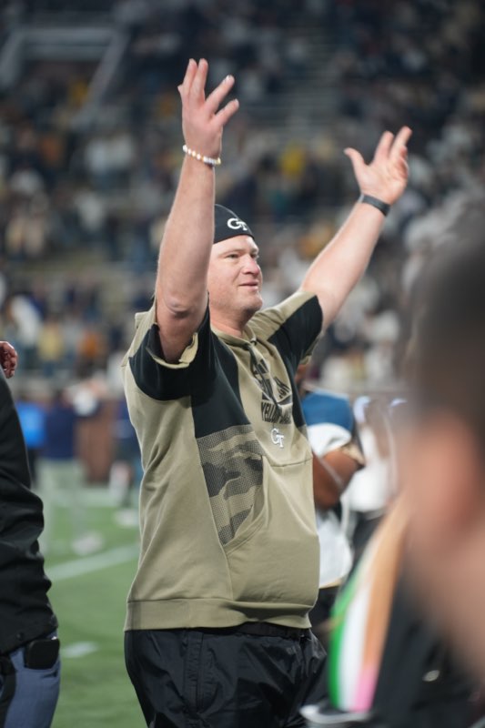 maceojr's tweet photo. Electric night on #TheFlats @GeorgiaTechFB #BrentKey has his #YellowJackets back to "BOWLING" @CrushSportsTalk 📸 @_3CentMedia_ https://t.co/fT2n6odjV9
