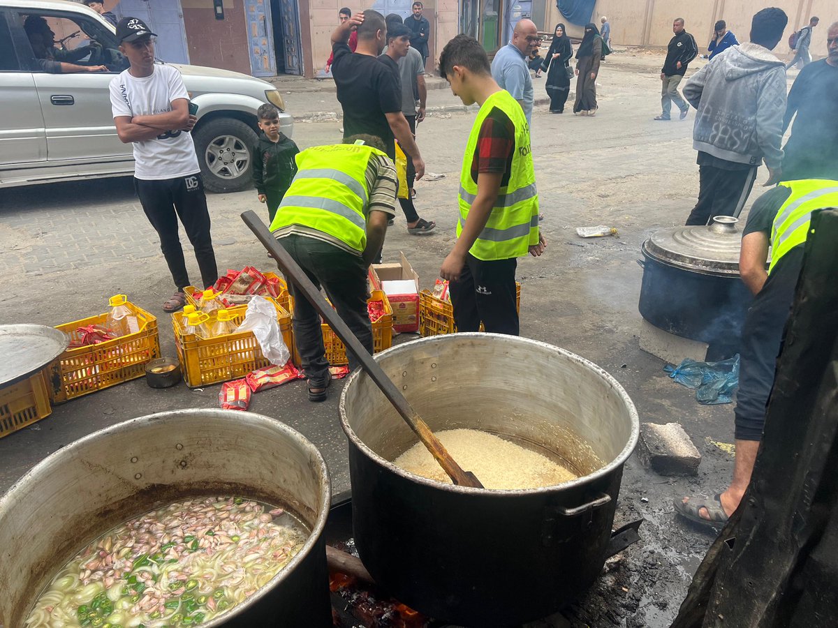 hammadfound's tweet photo. 19-11-23 Live Kitchen has been setup in Khan Yunis South Gaza Strip by @hammadfound for war victims of Gaza Palestine . Rice, Meat & Water was provided to people who desperately needs our support. #share_to_aware
#INDvsAUSfinal #hammadfoundation #Gaza #Palestine #WorldcupFinal https://t.co/m5lgWjOsp4