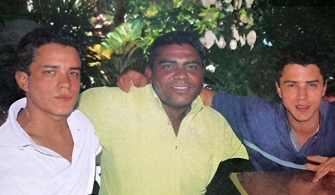 FabrySeguraS's tweet photo. Cuando los hijos de @AlvaroUribeVel posaban orgullosos con el narco Wilmer Pérez. https://t.co/0Y24nLqZad