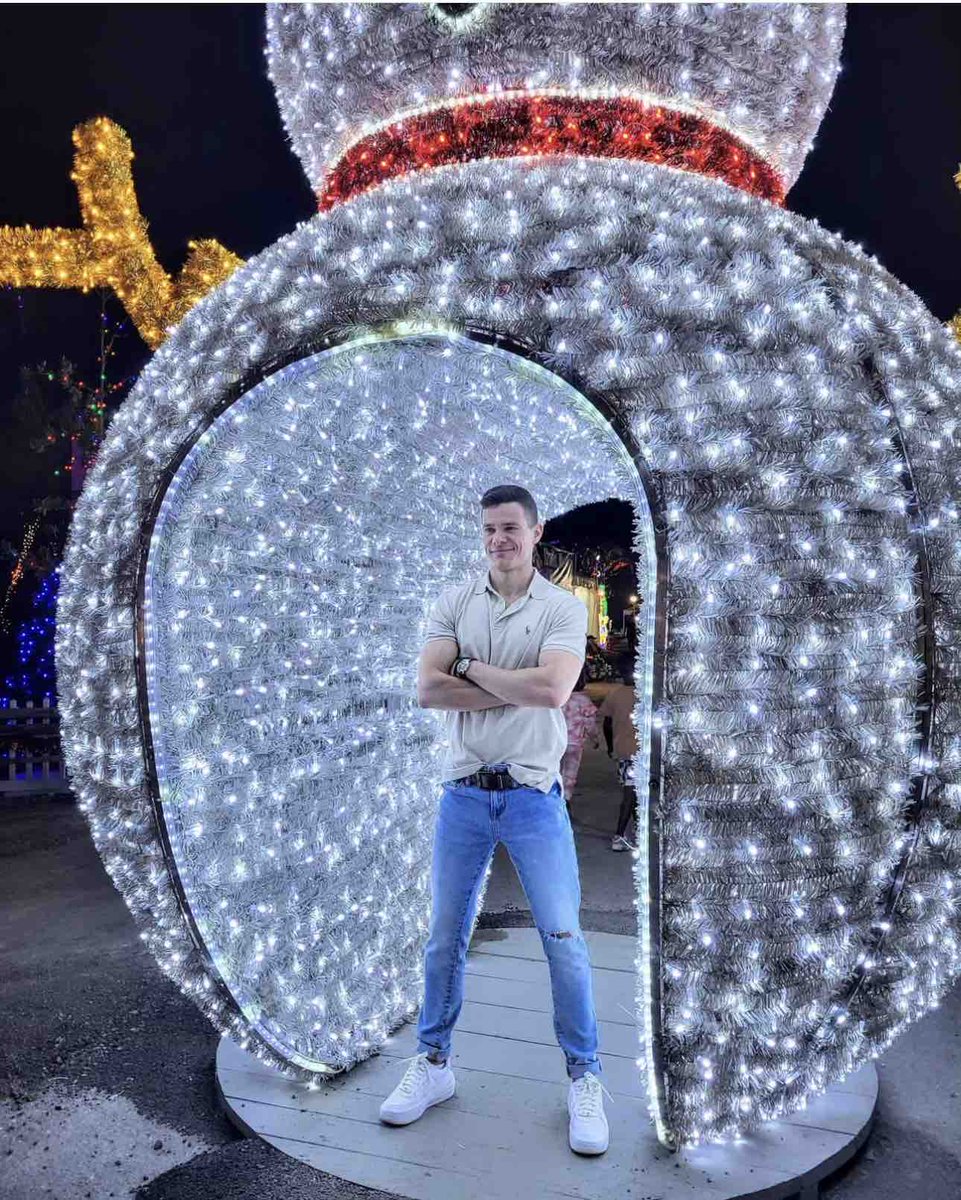 santasenchanted's tweet photo. 15 feet of pure cuteness! Our glowing snowman is the ultimate charm to light up your Miami Christmas ☃️✨🎄 #SantasEnchantedForest #ChristmasinMiami #40Years https://t.co/GEEmT9Ax2T