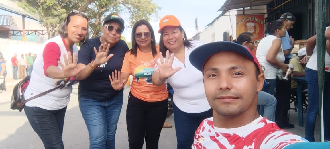 MBS1991AC's tweet photo. #19Nov | Me da orgullo ver a este pueblo movilizado en los diferentes centros electorales del estado Lara para reafirmar una vez más que El Esequibo es Nuestro.
#SimulacroLara2023

@NicolasMaduro @MagaGutierrezV @AdolfoP_Oficial https://t.co/VhgL0fVlfF