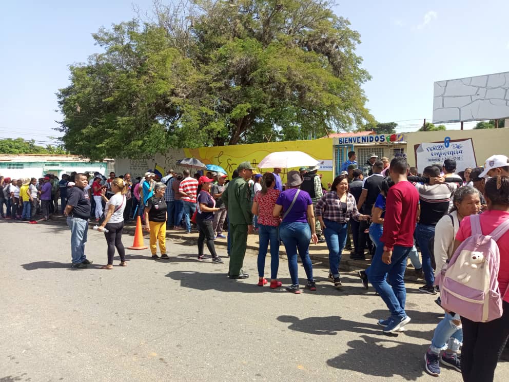 #Hoy || El pueblo del estado Bolívar, participa con entusiasmo en el simulacro electoral del referendo consultivo, por la defensa del Esequibo. W / ™ 
@NicolasMaduro
@dcabellor
@jorgerpsuv
@LealTelleria
#SimulacroElectoral
#SoyComunicadorClap Bolívar 
¡Comunicar es vencer!