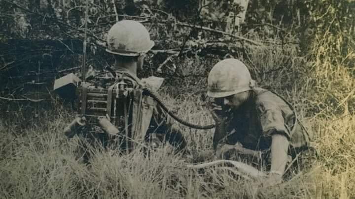 claudiusvelaz's tweet photo. ayer falleció el Mayor Roberto Eaton, paraguayo oriundo de Belén, combatiente de la Guerra de Vietnam. La primera ocasión estuvo como infante del 12 Regimiento. La 2da ocasión, como especialista asesor en paracaidismo.

Sus últimos días los vivió en Villeta. Buen viaje Mayor 🙌🏻 https://t.co/MvKiJHnCgu