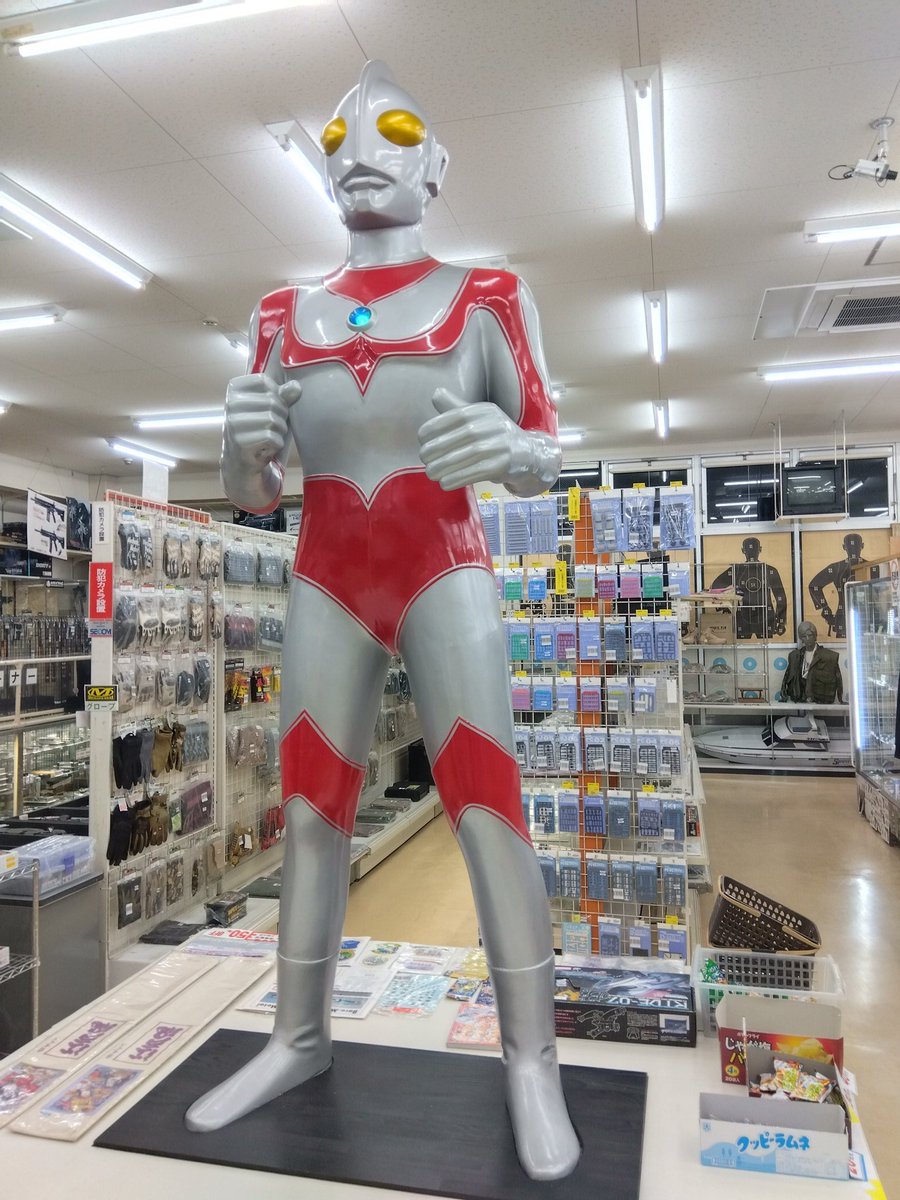 bigboxy1234's tweet photo. 本日のビッグマン(ウルトラマン) 店内にウルトラマン(ビッグマン)がおります。全長は、2.2mぐらいです。階段を上がればすぐにおります。

#岐阜ビッグマン
＃ウルトラマン https://t.co/giEeZG502W