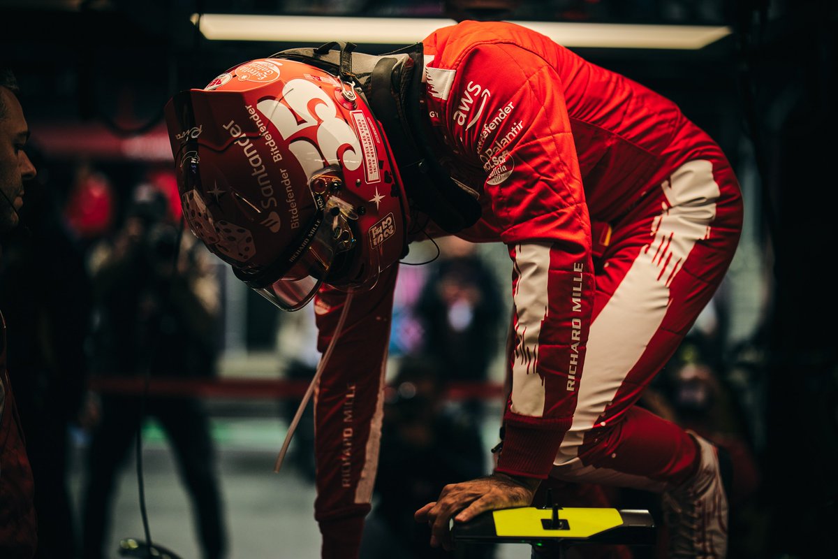 ScuderiaFerrari's tweet image. Another look at the #LasVegasGP lids 😍

10/10 on point 🔥