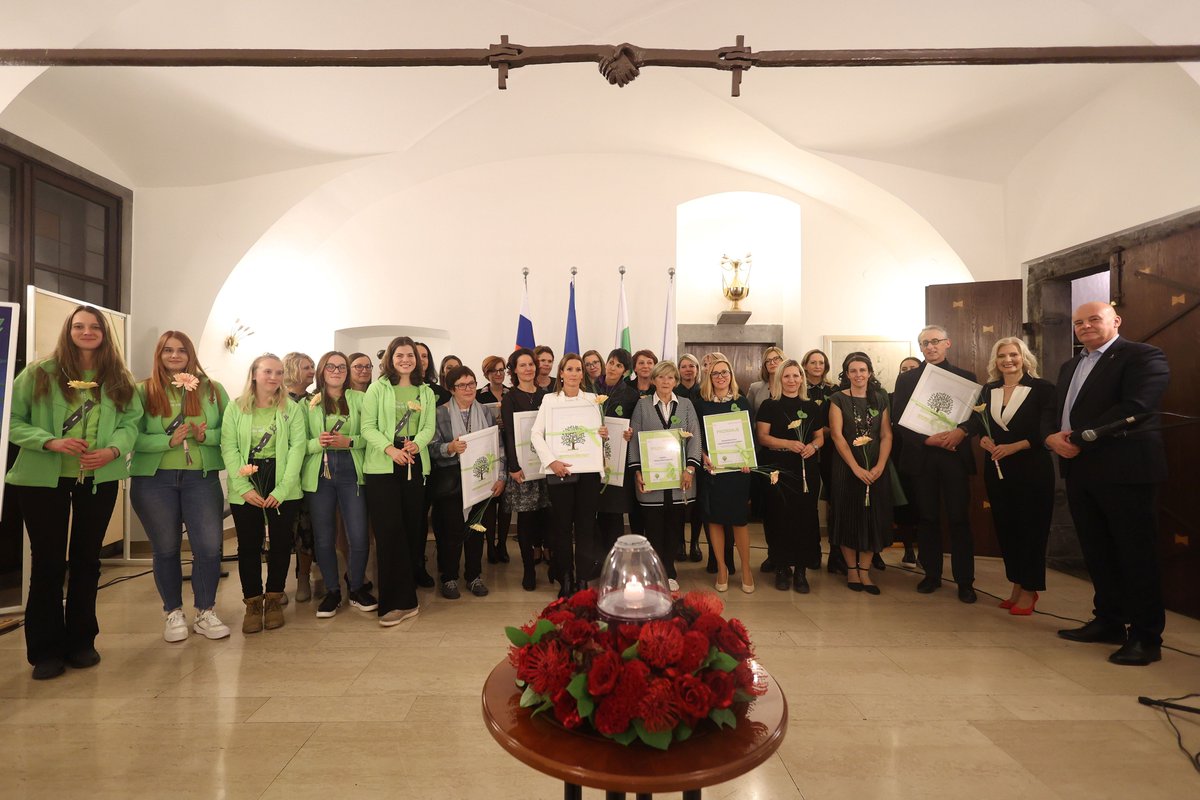 Zavod Varna pot (@varnapot) on Twitter photo Danes obeležujemo Svetovni dan spomina na žrtve prometnih nesreč 🕯️
Včeraj je v Mestni hiši v Ljubljani potekala osrednja prireditev, kjer sta navzoče nagovorili ministrica za infrastrukturo mag. <a href="/ABratusek/">Alenka Bratušek</a> in kulturna ministrica dr. <a href="/AstaVrecko/">Asta Vrečko</a>.
Več: varna-pot.si/2023/11/19/dan… Danes obeležujemo Svetovni dan spomina na žrtve prometnih nesreč 🕯️
Včeraj je v Mestni hiši v Ljubljani potekala osrednja prireditev, kjer sta navzoče nagovorili ministrica za infrastrukturo mag. <a href="/ABratusek/">Alenka Bratušek</a> in kulturna ministrica dr. <a href="/AstaVrecko/">Asta Vrečko</a>.
Več: varna-pot.si/2023/11/19/dan…