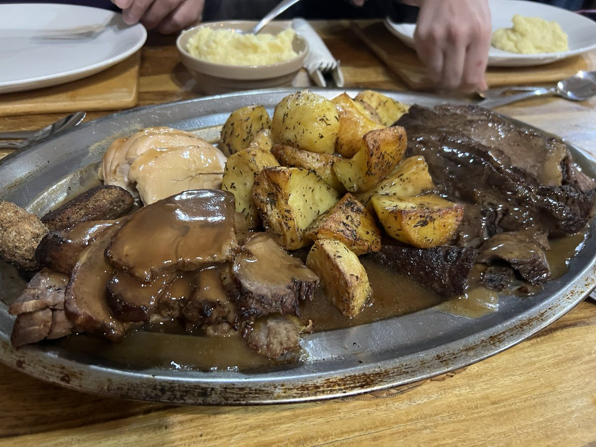 bootlegger1974's tweet photo. Deeeeeewww A meat medley of beef chicken and lamb at the Ffrwd takes beating lads https://t.co/XeG6rVnP0J