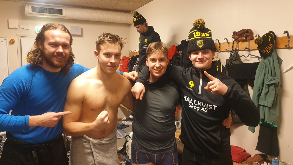 En rakt igenom jämn match mot Gurraberg slutar 4-4 (3-3), även om båda lagen hade heta chanser att avgöra på slutet. Målskyttar: Hallberg, Tom, Clarre och Sasha.
#svbandy #världensbästadiv1