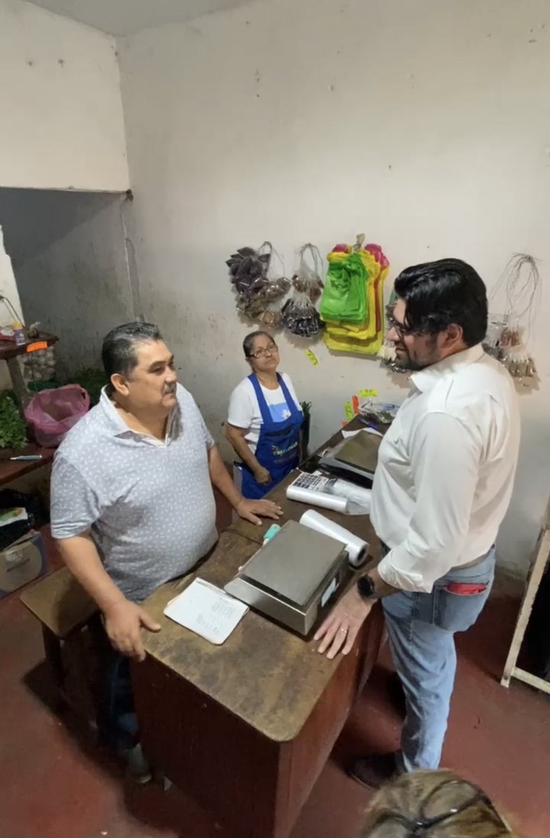 daniel_casasus's tweet photo. #CentroEsGrande | Desde muy temprano estamos recorriendo y saludando a nuestras amigas y amigos del tianguis de Ocuiltzapotlán. 

Vamos junt@s a defender la continuidad de la #CuartaTransformación en Centro. 

*Mensaje dirigido a militantes y simpatizantes de MORENA* https://t.co/LAaETlgvWJ