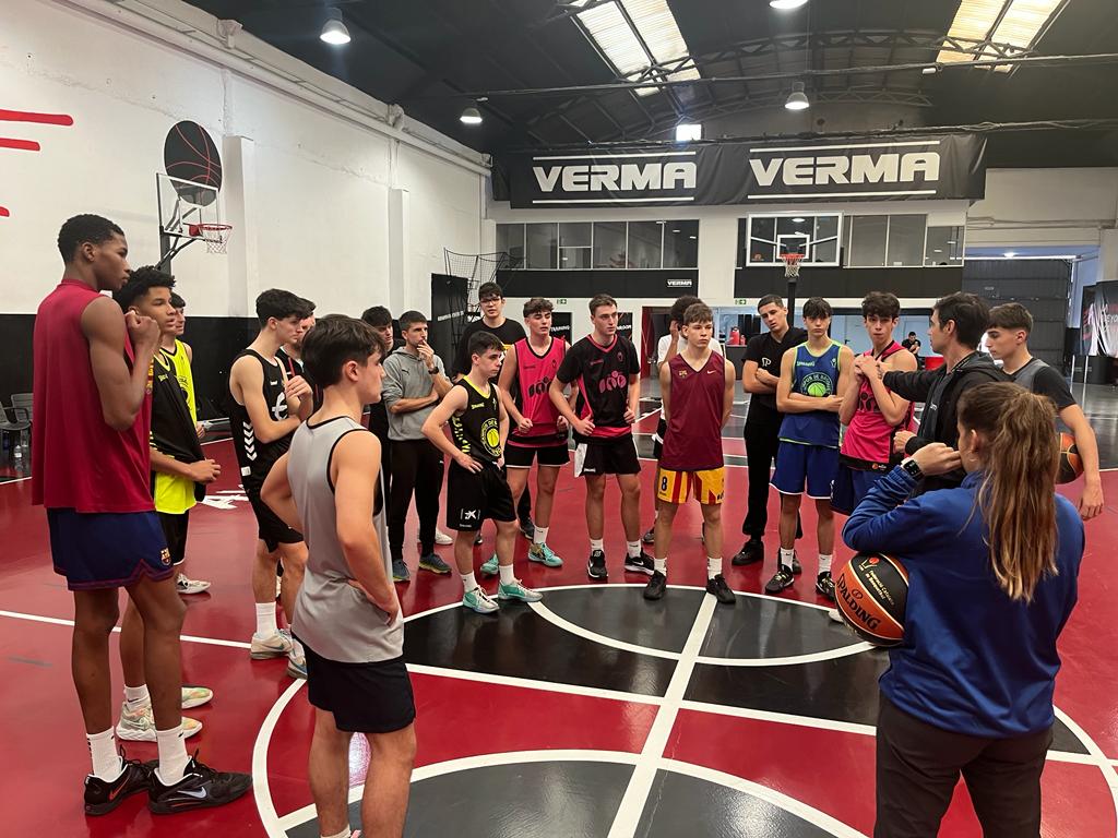 FCBQtecnic's tweet photo. SELECCIONS | 🏀 Amistosos de la concentració U14 i 16  @FCBQ 
Avui
16h. CAT u14 fem-TGN pref. cadet (Sagrat Cor Tarr.)
17h  CAT u16 fem.-CBT sènior (St. Pere i St. Pau, Tarr.)
18h CAT u14 m.-CBT cadet pref. (Pav. Joncs, Cunit)
18.30h CAT u16 m.-Morell sènior (St. Pere i St. Pau) https://t.co/C4zbPxrYAf