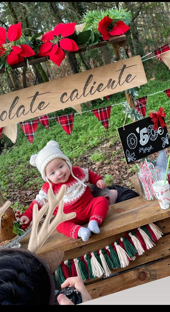 Ya va siendo hora de presentaros a Oli en el back de sus fotos navideñas 🥰