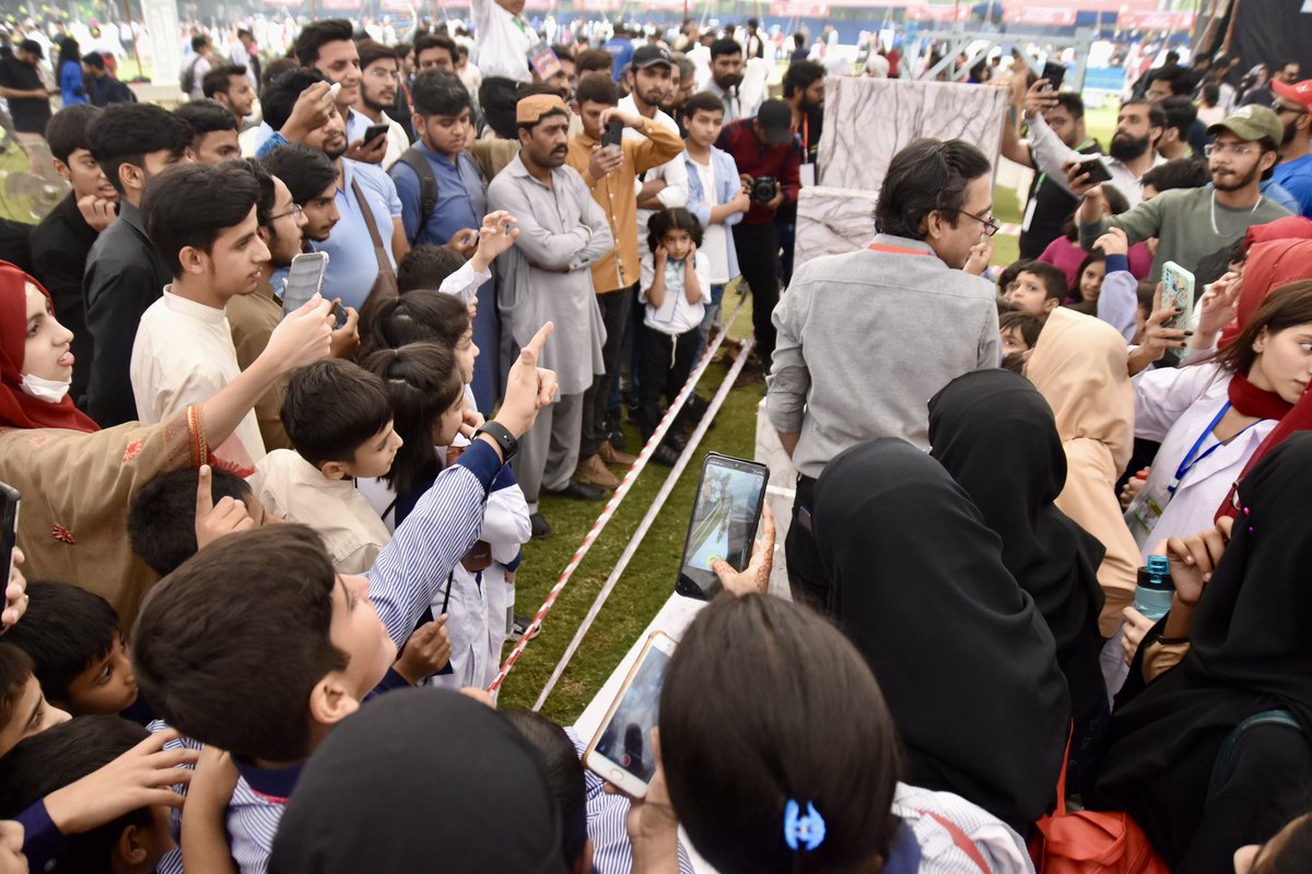 KSSPakistan's tweet photo. لاہور سائنس میلہ 2023 کو گزرے تین ہفتے ہو گئے لیکن اُن دو دِنوں کے کھلکھلاتے چہرے، سائنسی دلچسپی اور تجسس کی یادیں ابھی بھی ہمارے دِلوں میں تازہ ہیں۔ 

بہت جلد ہم آپ کے ساتھ میلے کی مذید تصاویر، تحریریں اور جھلکیاں شیئر کریں گے! ✨ 

#KSSLSM23 #LSM23 #KSSLSM https://t.co/76oP3GZFkl