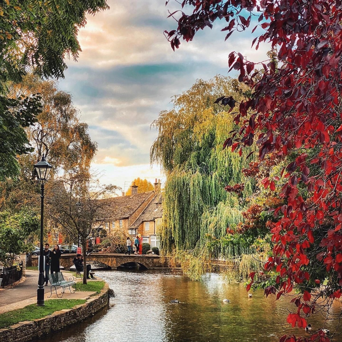 A postcard-worthy scene from the Bourton-on-the-Water in the Cotswolds. 🍂 📸: @alex_tz78
