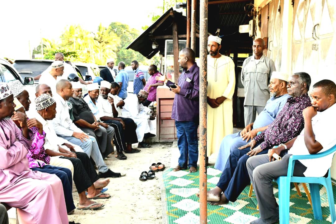 ahmed_omar80's tweet photo. #Chakechake #Pemba
19/11/2023
Mwenyekiti wa Taifa @ACTwazalendo Ndg Jums Duni Haji akifanya mazungumzo na Wanabarza wa Barza ya Wazee, Brunei, Gombani, Chake-Chake ikiwa ni muendelezo wa ziara yake ya siku 4 Kisiwani Pemba https://t.co/guSKekutw4