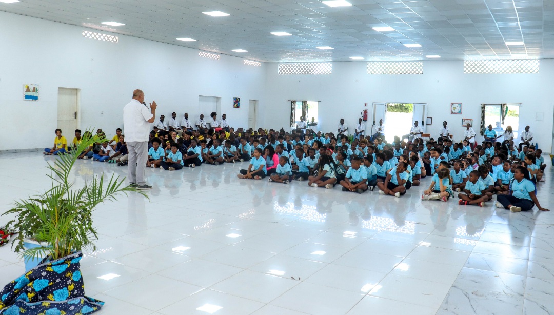 lasalleorg's tweet photo. ENG || #RELAF During their visit to the Lasallian Region of Africa-Madagascar (RELAF), Brothers Martín Digilio and Chris Patiño, from the General Council of the Brothers of the Christian Schools, shared with the educational community and students of La Salle Beira College. https://t.co/UcT8VphA53