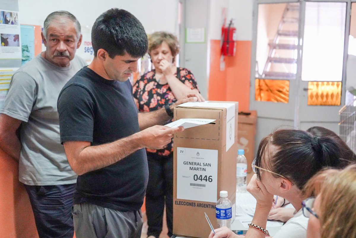 jonicifelli's tweet photo. Gran día peronista para ejercer nuestro derecho al voto 🇦🇷☀️
Ya voté en la Escuela N°25 de Villa Maipu.

¡Llenemos las urnas con la boleta celeste y blanca por nuestra Patria! https://t.co/2xhduJjvBZ