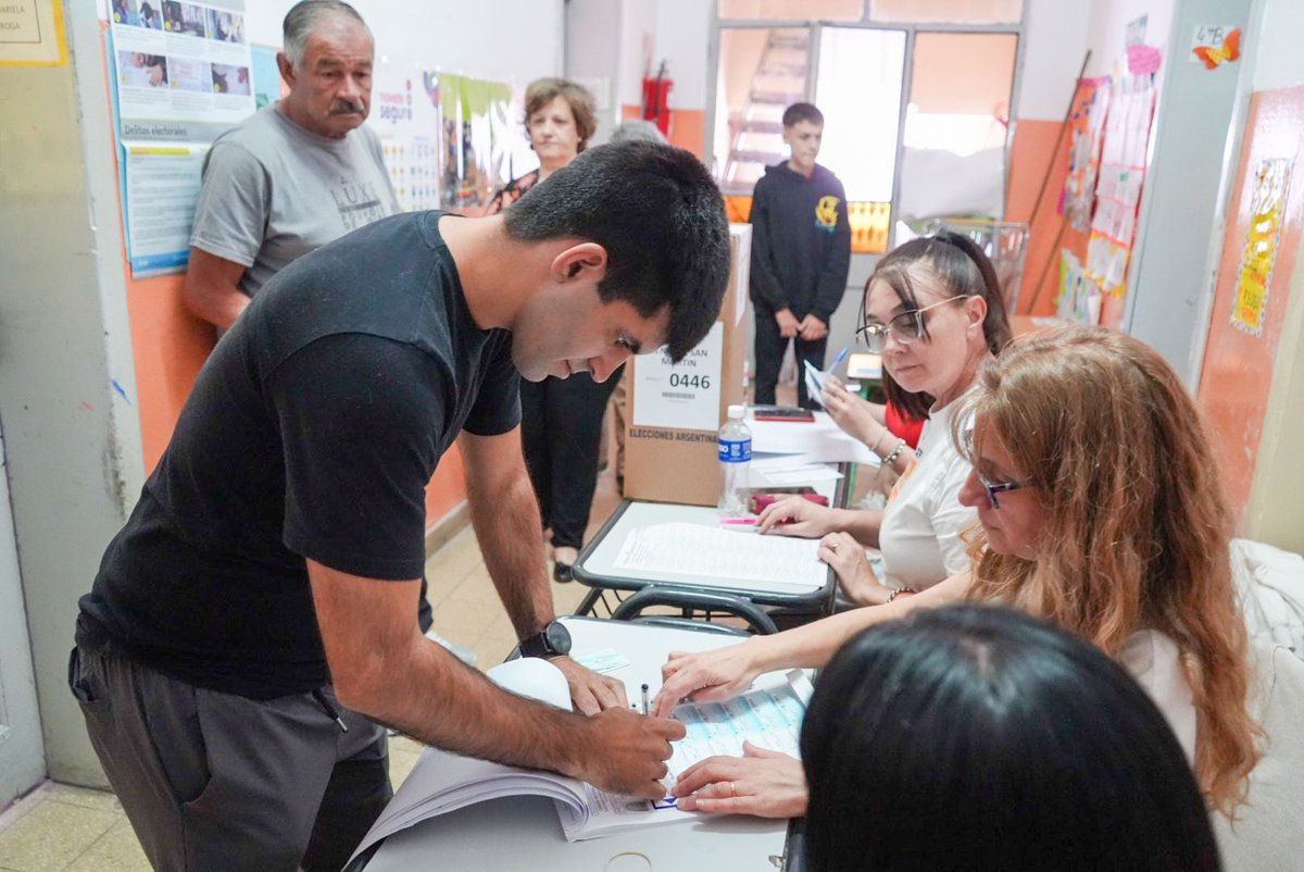 jonicifelli's tweet photo. Gran día peronista para ejercer nuestro derecho al voto 🇦🇷☀️
Ya voté en la Escuela N°25 de Villa Maipu.

¡Llenemos las urnas con la boleta celeste y blanca por nuestra Patria! https://t.co/2xhduJjvBZ
