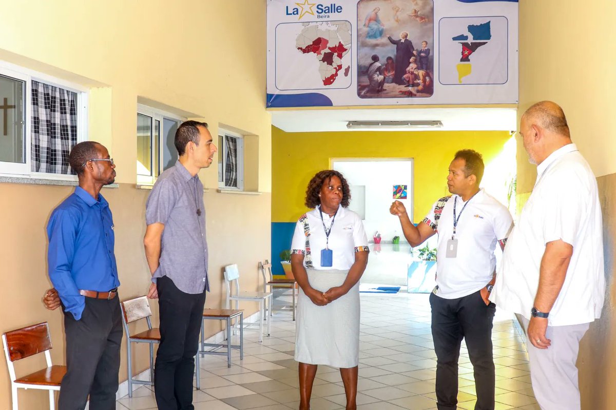 lasalleorg's tweet photo. ENG || #RELAF During their visit to the Lasallian Region of Africa-Madagascar (RELAF), Brothers Martín Digilio and Chris Patiño, from the General Council of the Brothers of the Christian Schools, shared with the educational community and students of La Salle Beira College. https://t.co/UcT8VphA53