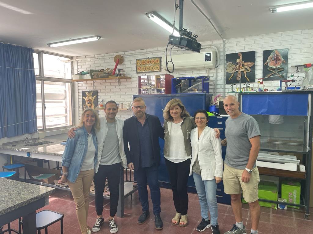 gabyrabi's tweet photo. Y para completar la semana la felicidad de volver a mi querida escuela secundaria General San Martín de Cordoba donde pude hablar de Inmunologia con estudiantes y profes. Un placer enorme. Gracias ⁦@PamelaKogan⁩ y @KarinaMachtey @NoraAlterman y @RabinoMarceloPolacov https://t.co/kUtHL5jFDz