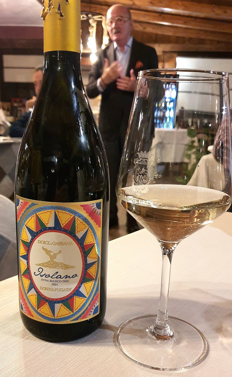GFrancoManfredi's tweet photo. L' #Isolano #Donnafugata #EtnaBiancoDOC 2021 "vestito" da D&G è un calice d'intrigante #mineralità che regala sentori di pompelmo incalzati da profumi di #erbeselvatiche isolane.
L'ha raccontato con competenza e passione #PieroNicosia al #Symposium di #SelliaMarina
#Calabria https://t.co/I3hYAkimoM