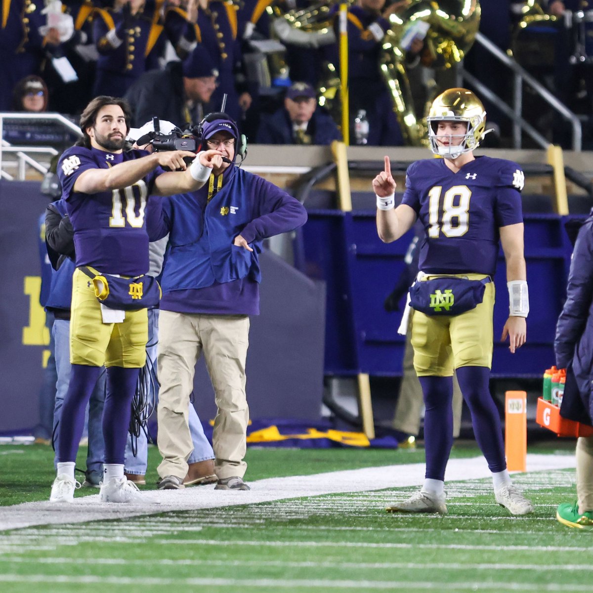 tbhorka's tweet photo. Notre Dame QB Steve Angeli in 65 snaps this season...

•19-of-24 (79.2%)
•272 yards
•4 TDs
•0 INT

Angeli has only appeared in mop-up duty, but the redshirt freshman has delivered in every single opportunity presented.

Sam Hartman: "He's got a big career ahead of him." https://t.co/z2fFFSzoHX