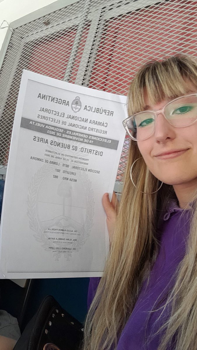therealbuni's tweet photo. La piba que golpearon por militar a milei volvió para fiscalizarlo https://t.co/7d2Ndg1pc6