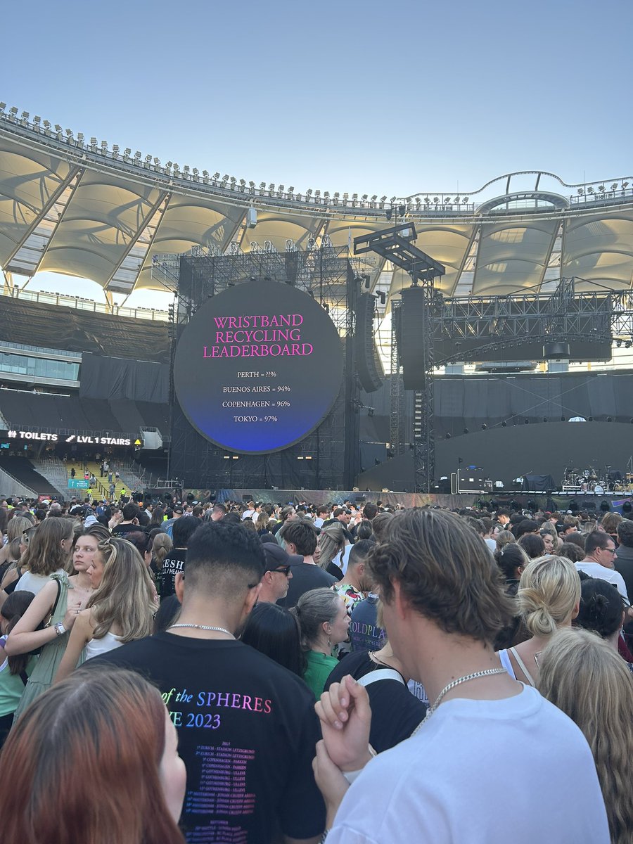 Daiuch's tweet photo. No tendremos la mejor economía, ni la mejor seguridad, ni el mejor gobierno. Pero estamos en el top ranking mundial de devolución de pulseras del recital de Coldplay 🫶🏻 #coldplay #coldplayperth @coldplay @ColdplayArgenti https://t.co/pCIYc06wec